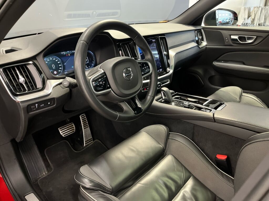 Volvo V60 2022 Punainen