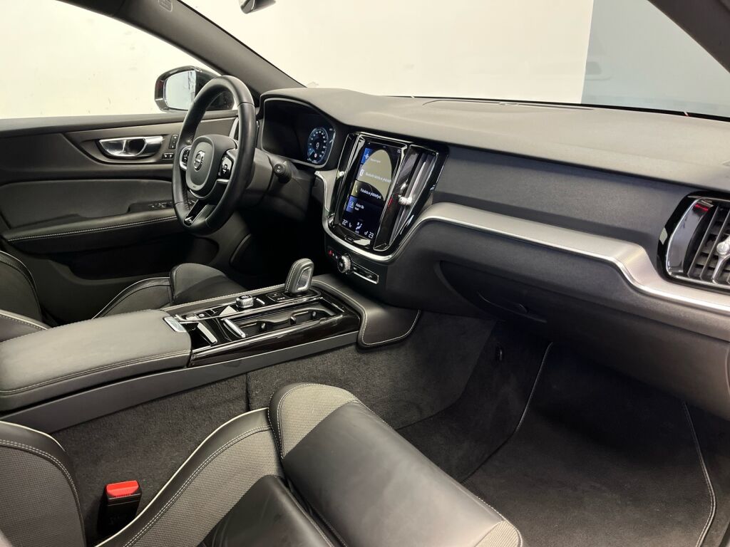 Volvo V60 2022 Punainen