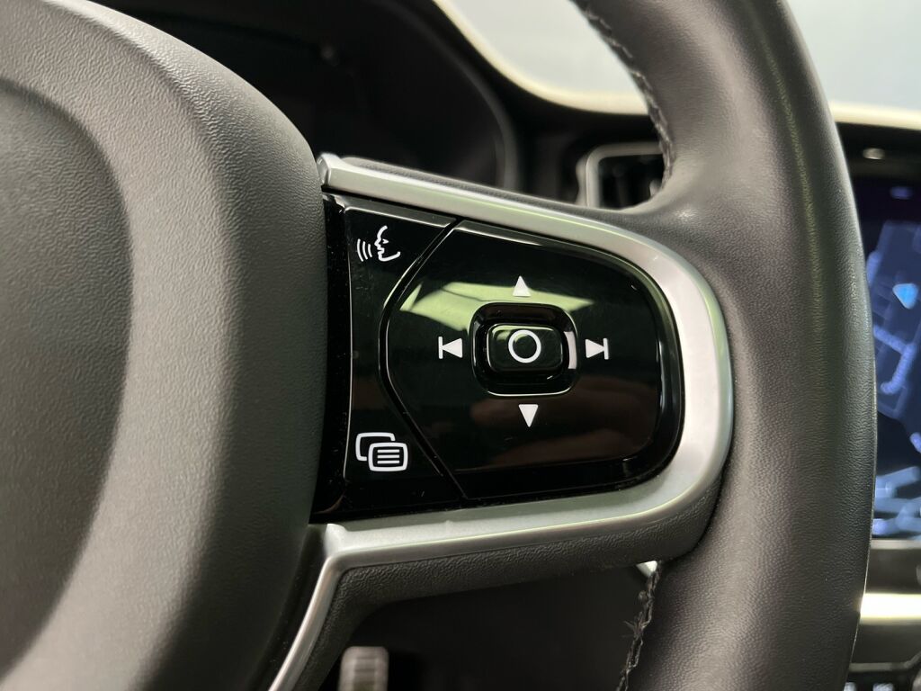 Volvo V60 2022 Punainen