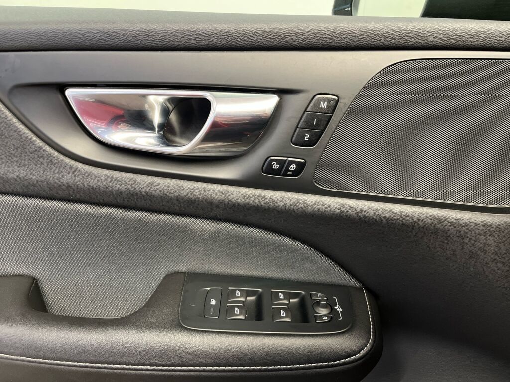 Volvo V60 2022 Punainen