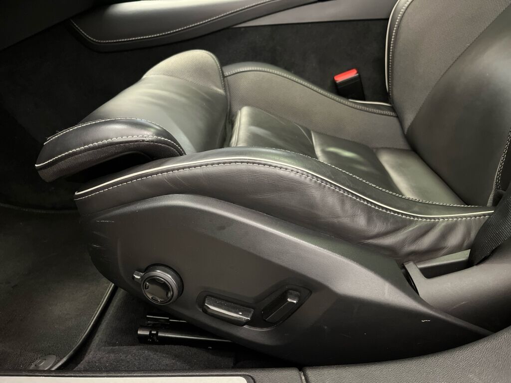 Volvo V60 2022 Punainen