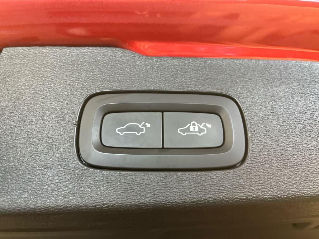 Volvo V60 2022 Punainen