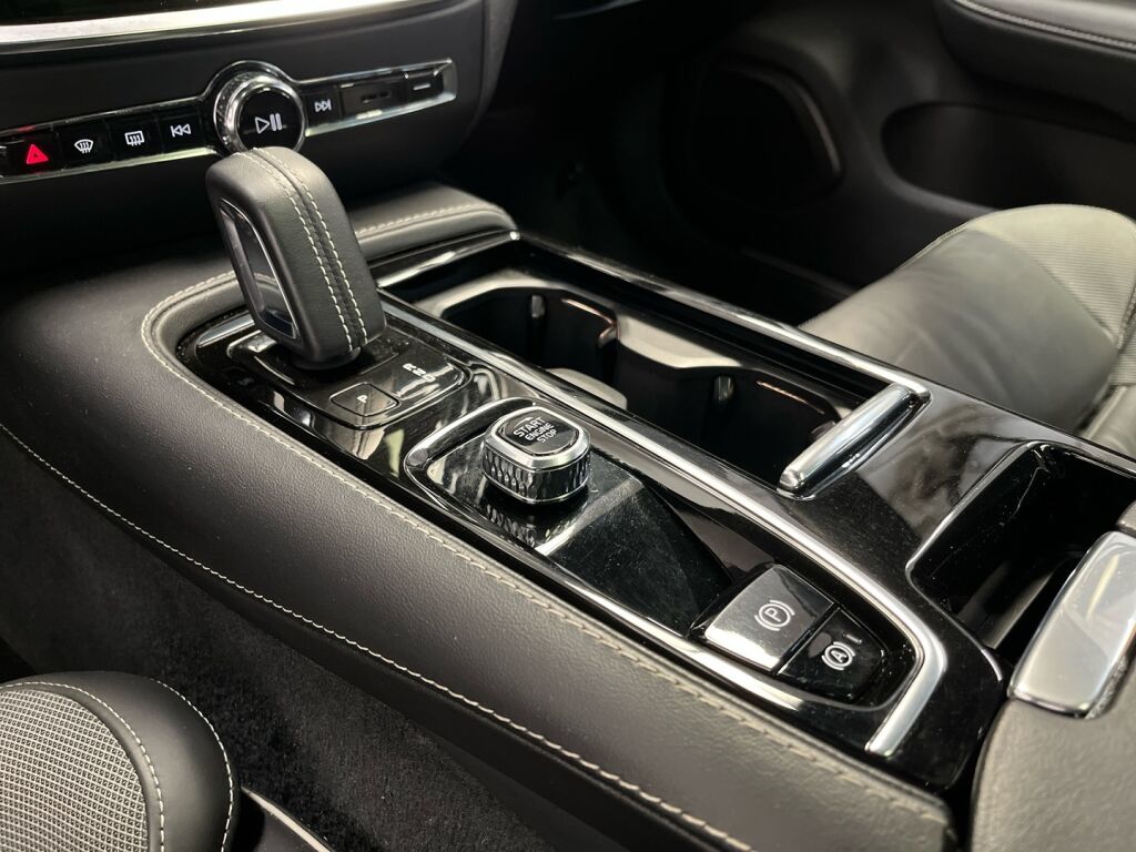 Volvo V60 2022 Punainen