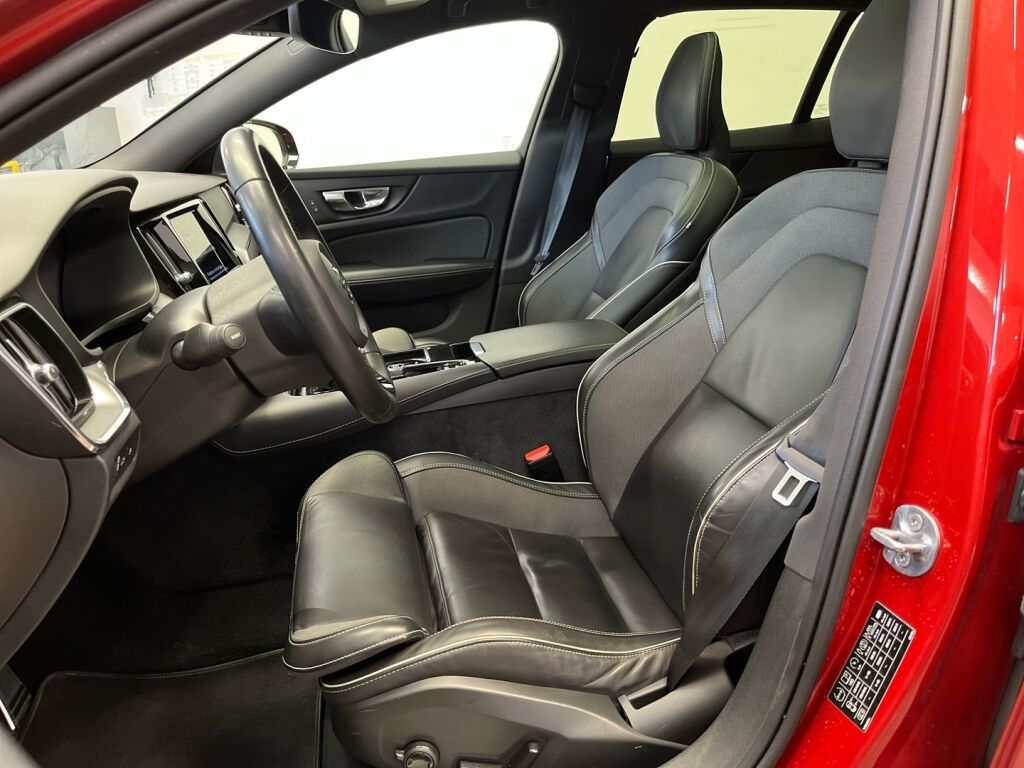Volvo V60 2022 Punainen