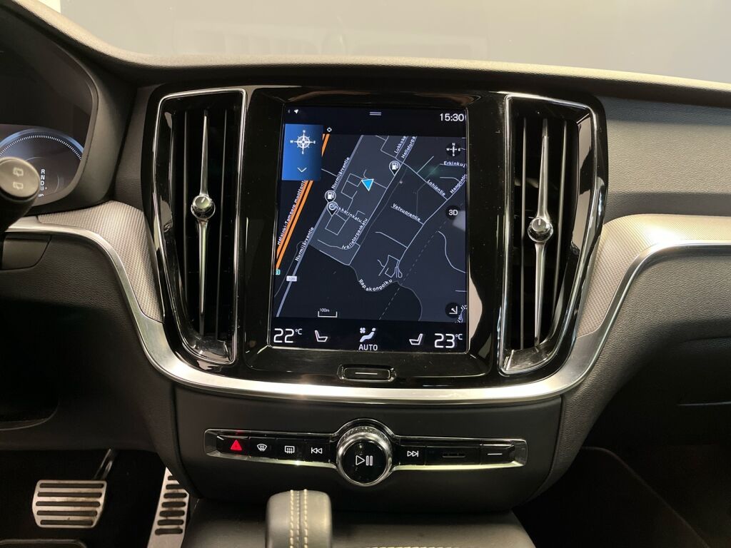 Volvo V60 2022 Punainen