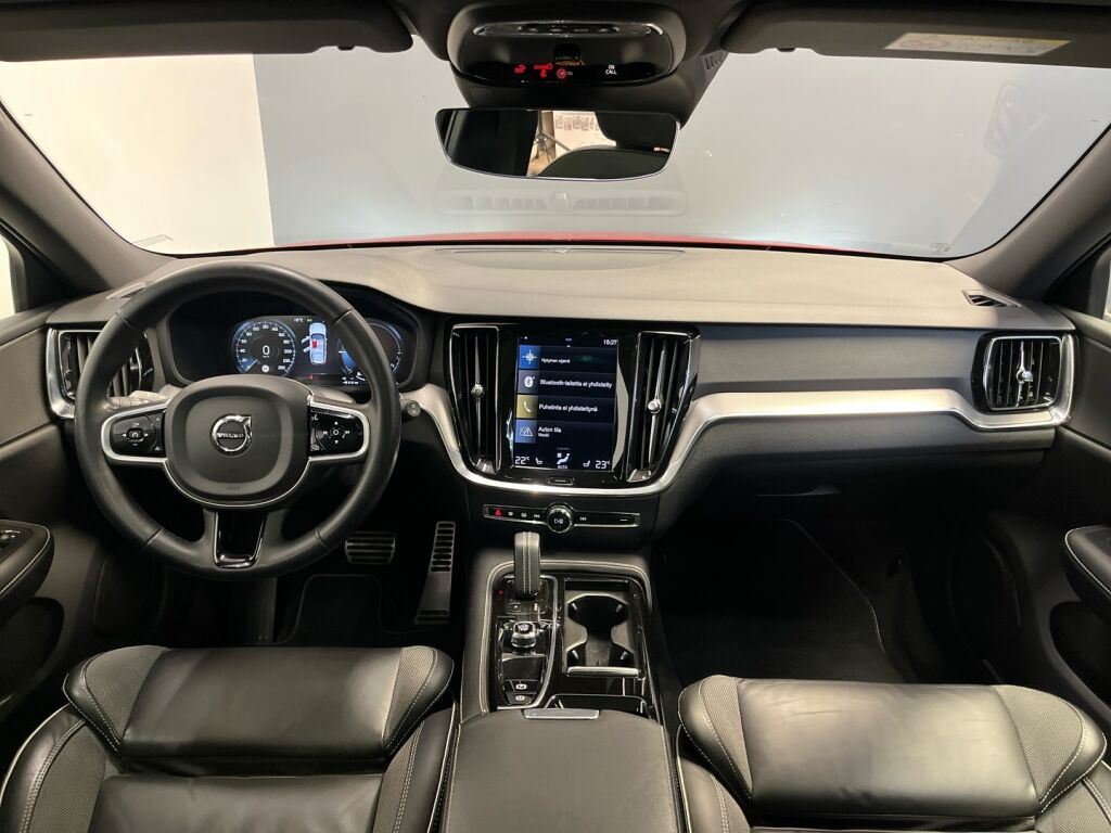 Volvo V60 2022 Punainen
