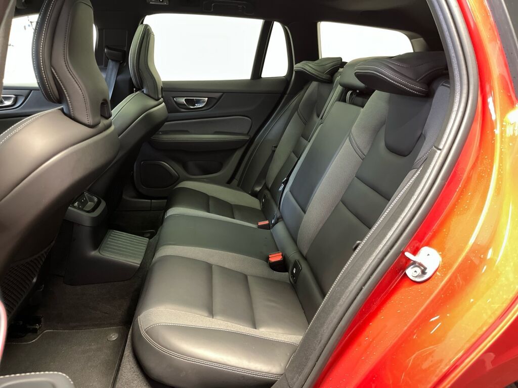 Volvo V60 2022 Punainen