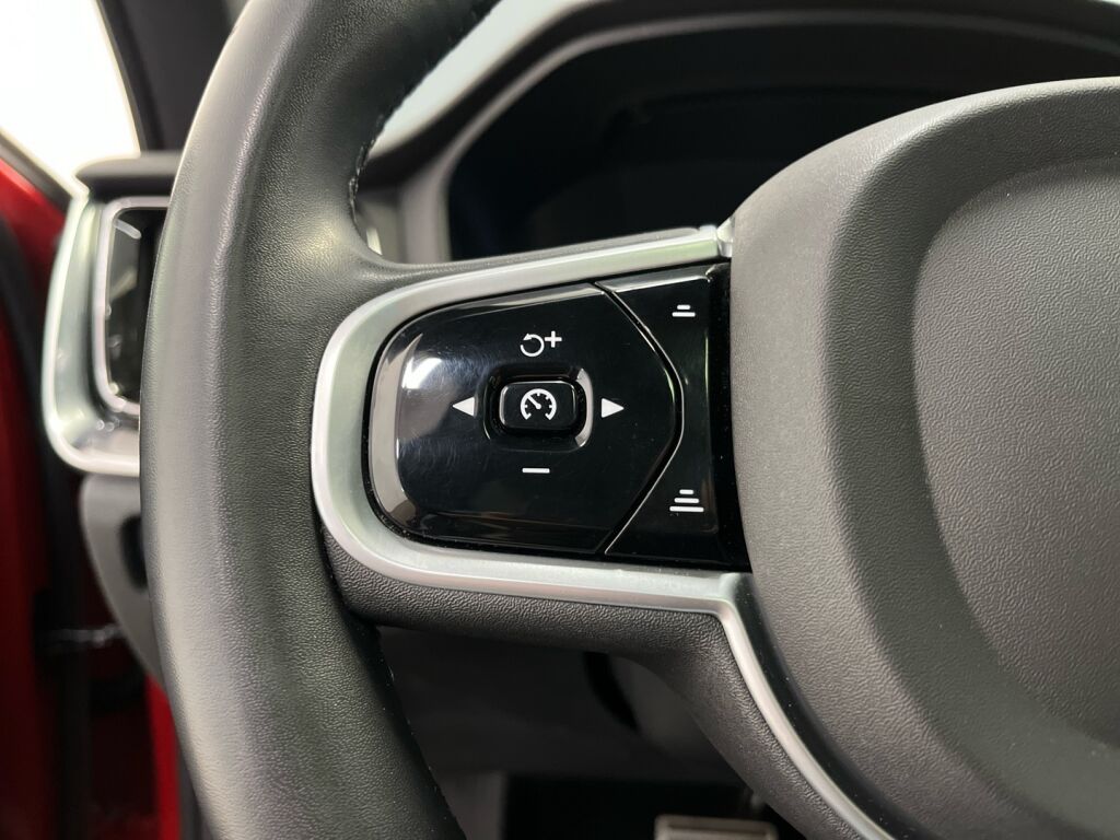 Volvo V60 2022 Punainen