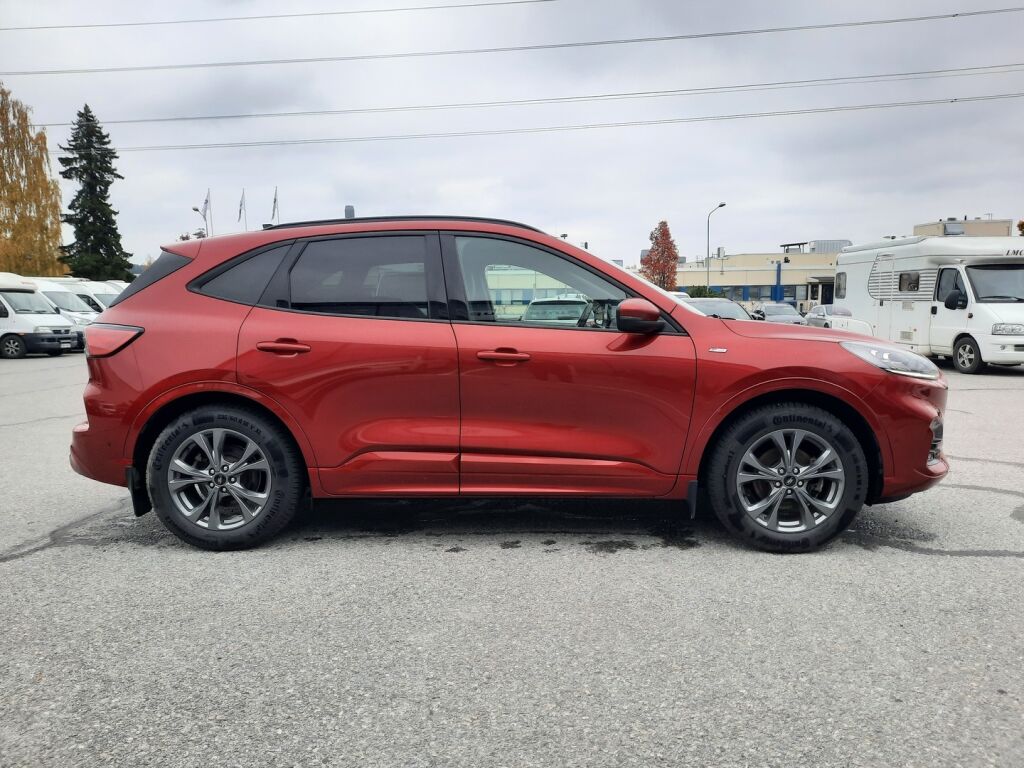 Ford Kuga 2022 Punainen