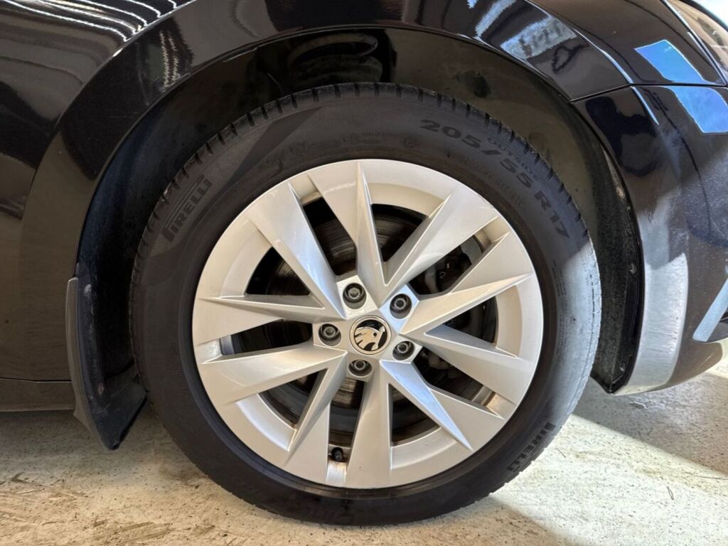 Skoda Octavia 2022 Musta
