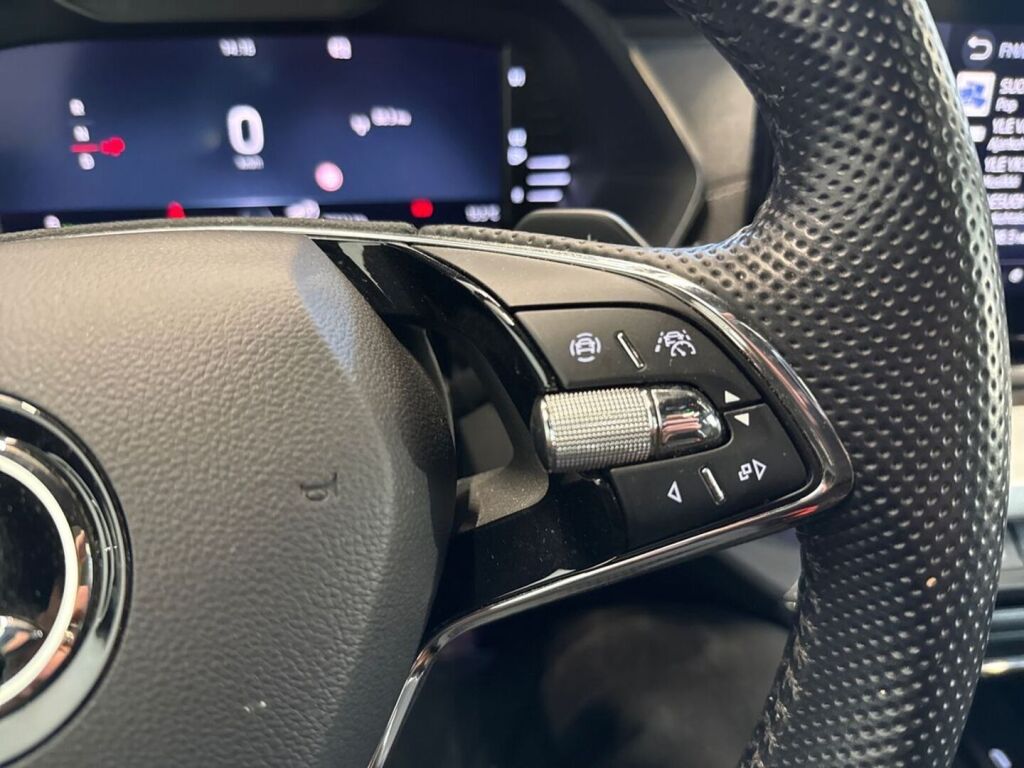 Skoda Octavia 2022 Musta