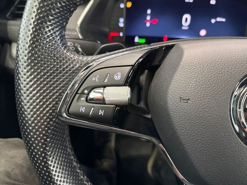 Skoda Octavia 2022 Musta