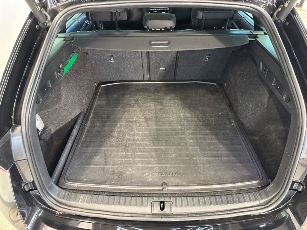 Skoda Octavia 2022 Musta
