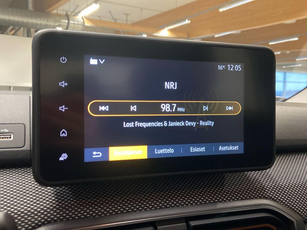 Dacia Sandero 2022 Oranssi