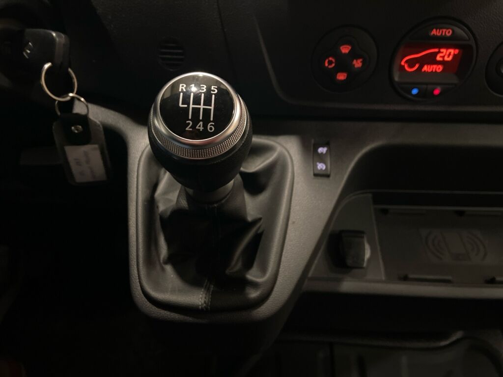 Renault Master 2022 Musta