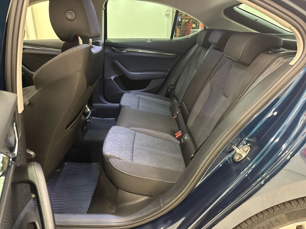 Skoda Octavia 2022 Sininen