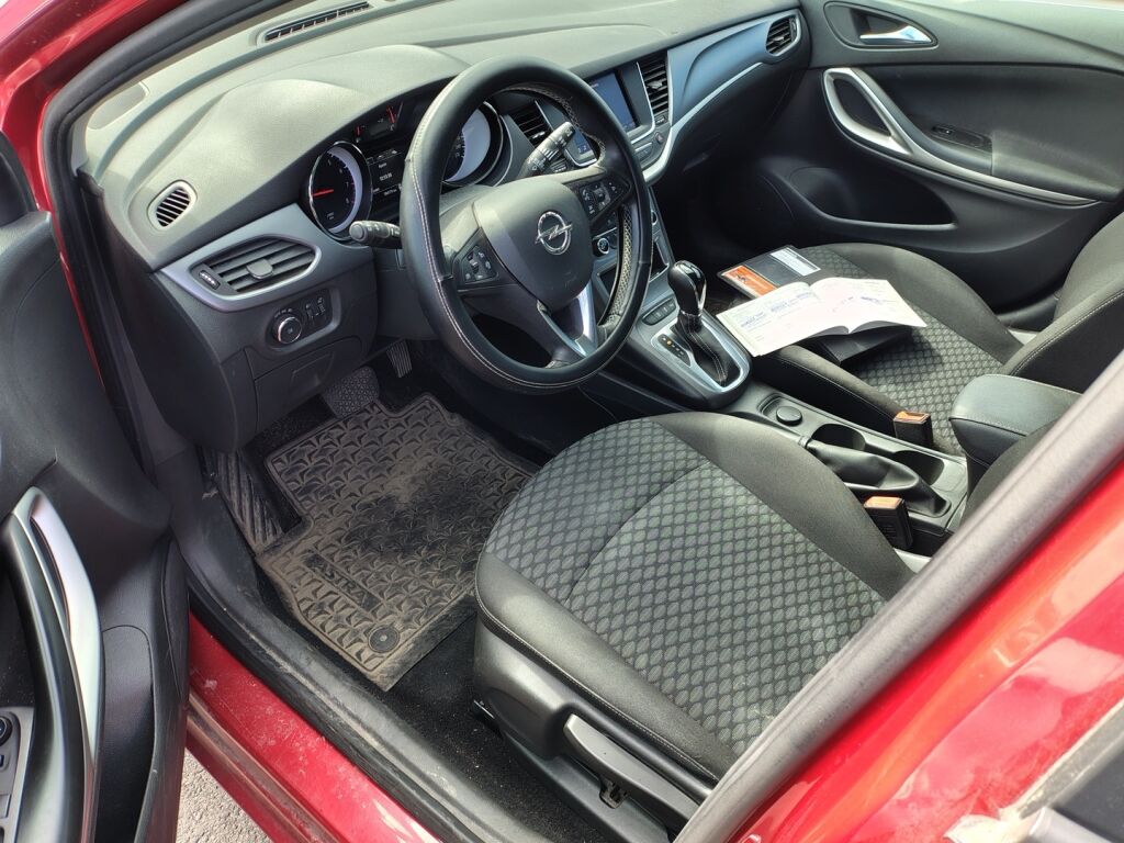 Opel Astra 2020 Punainen