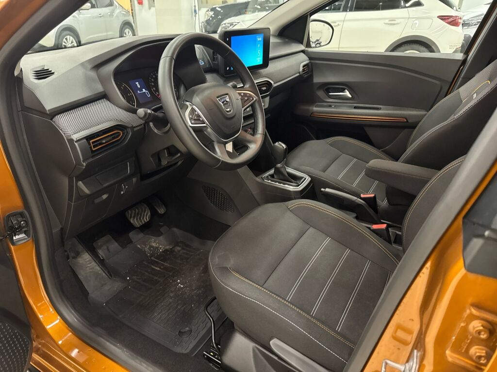 Dacia Sandero 2022 Oranssi