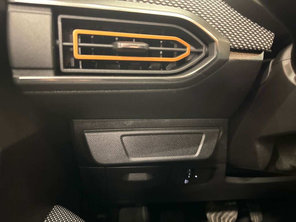 Dacia Sandero 2022 Oranssi