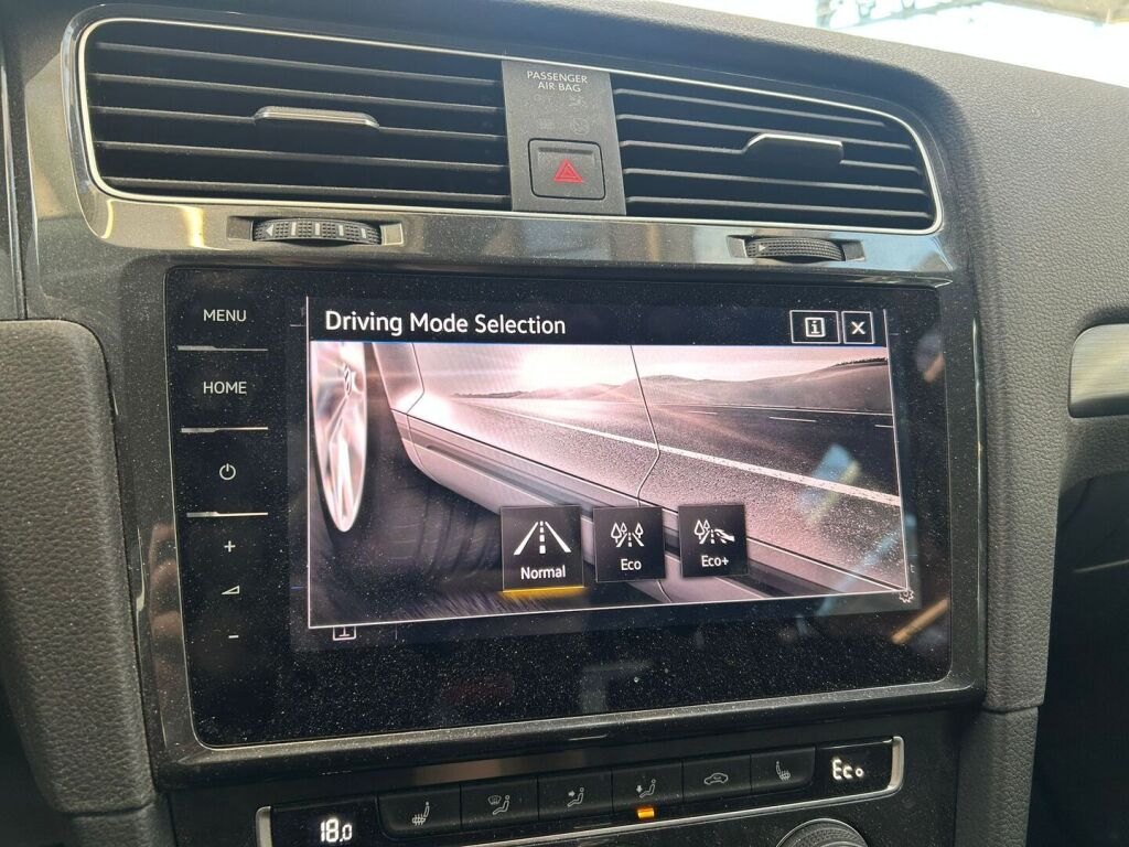 Volkswagen Golf 2020 Musta