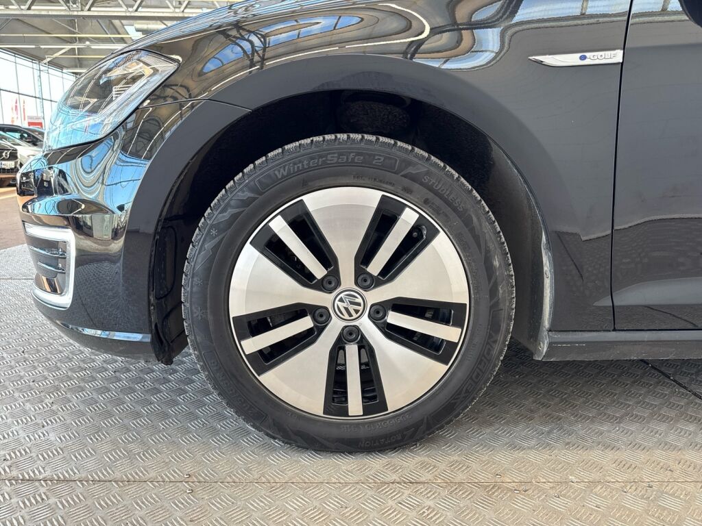 Volkswagen Golf 2020 Musta