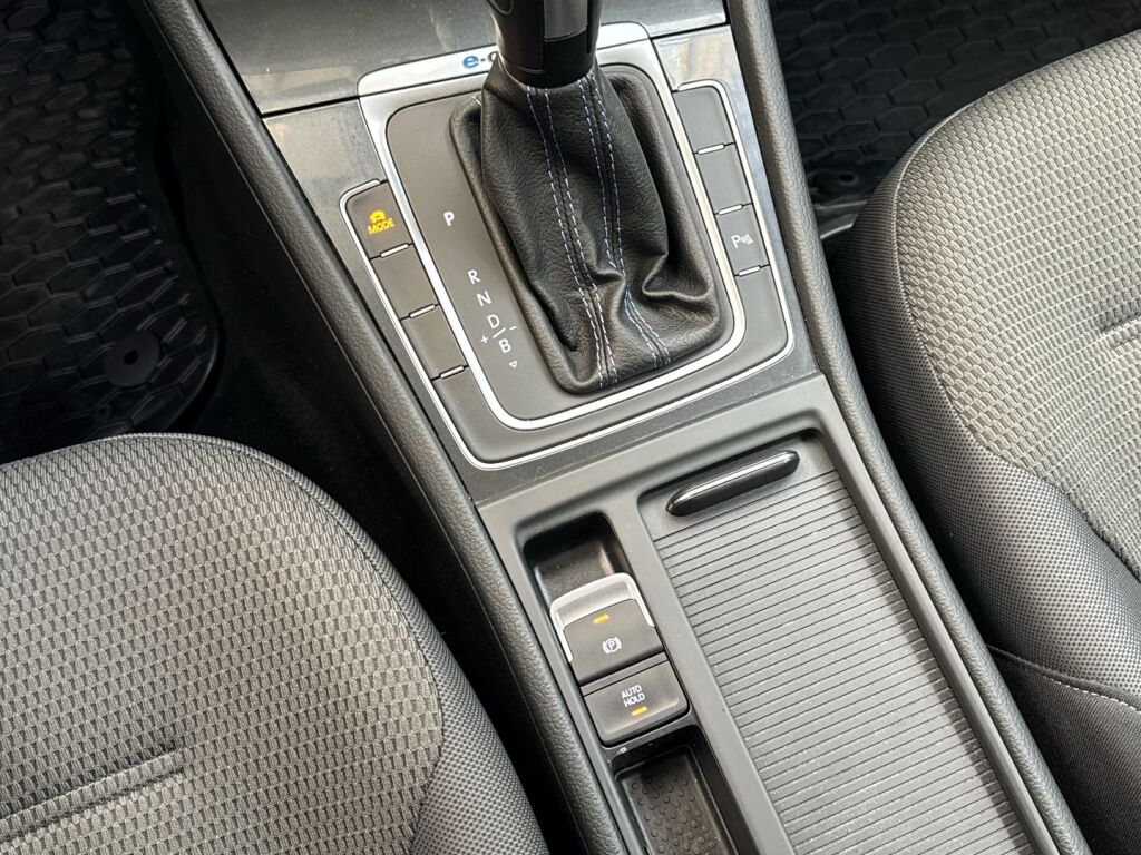 Volkswagen Golf 2020 Musta