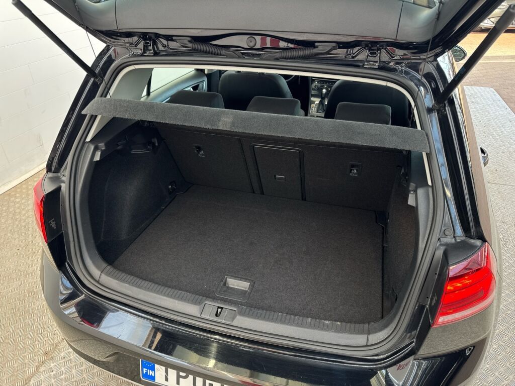 Volkswagen Golf 2020 Musta