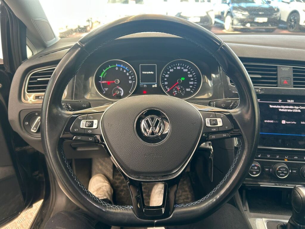 Volkswagen Golf 2020 Musta