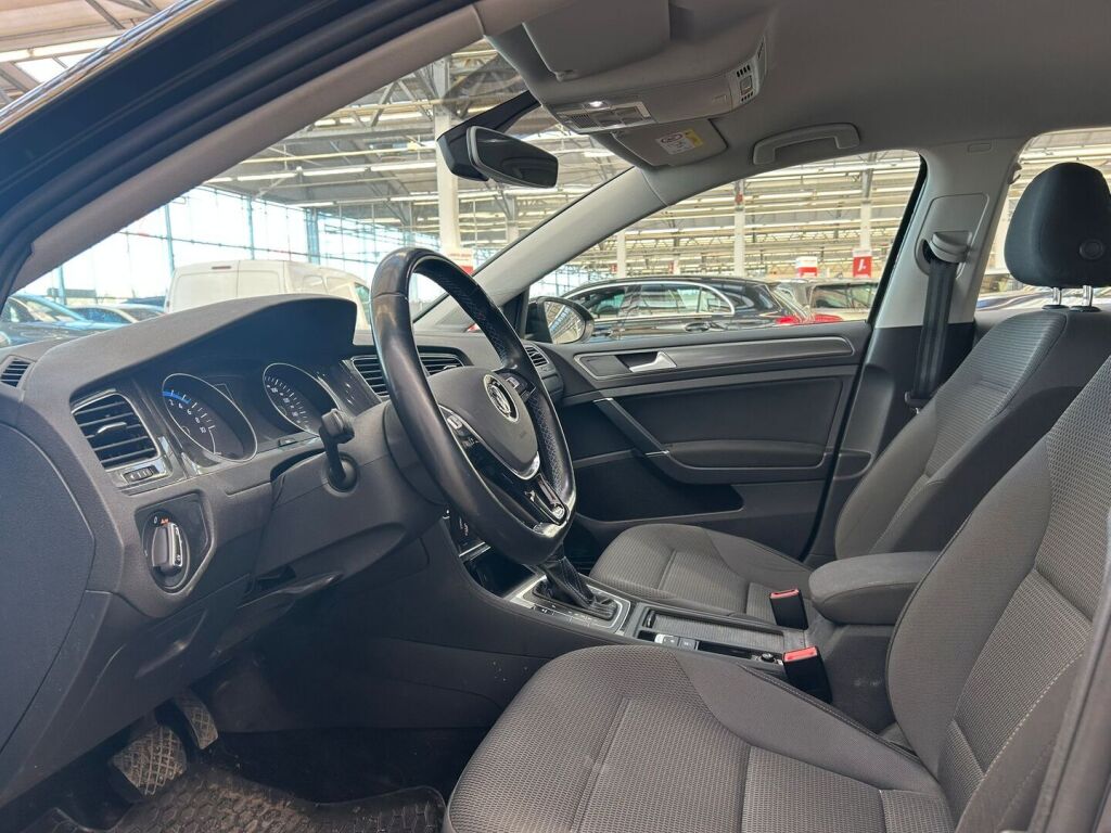 Volkswagen Golf 2020 Musta