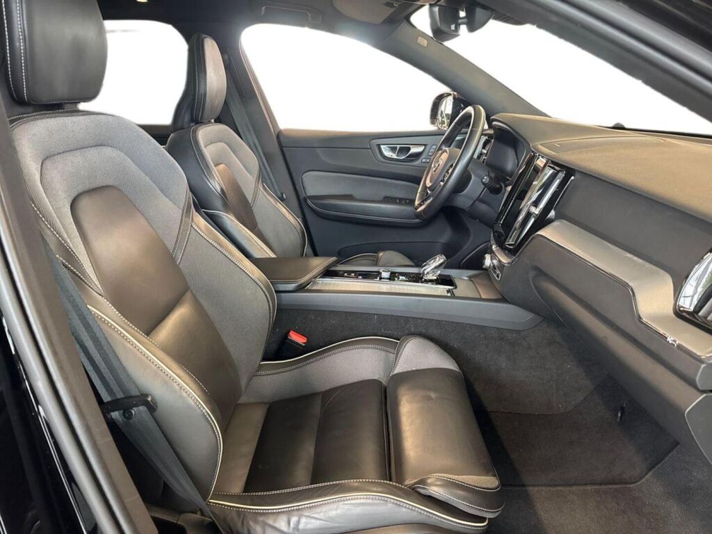 Volvo XC60 2023 Musta