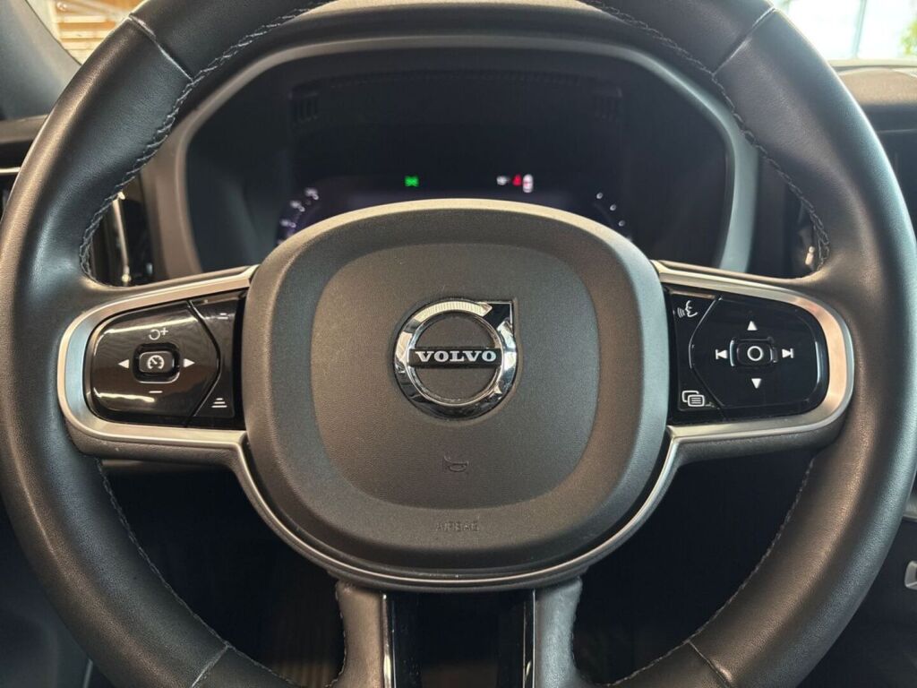 Volvo XC60 2023 Musta