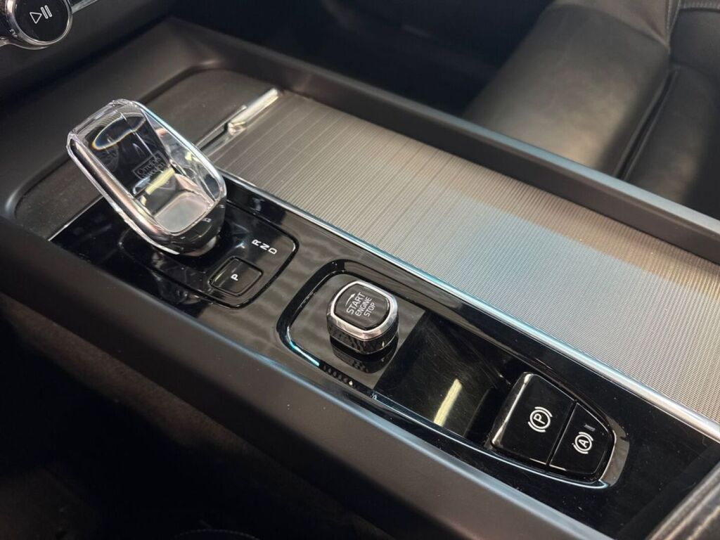 Volvo XC60 2023 Musta