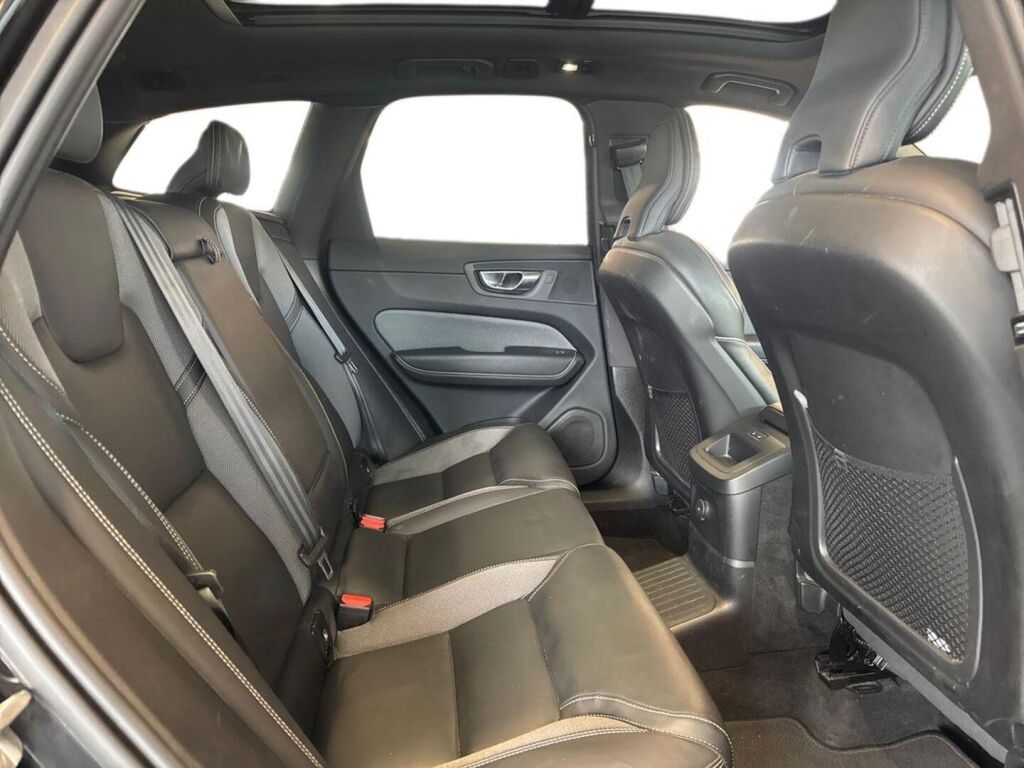 Volvo XC60 2023 Musta