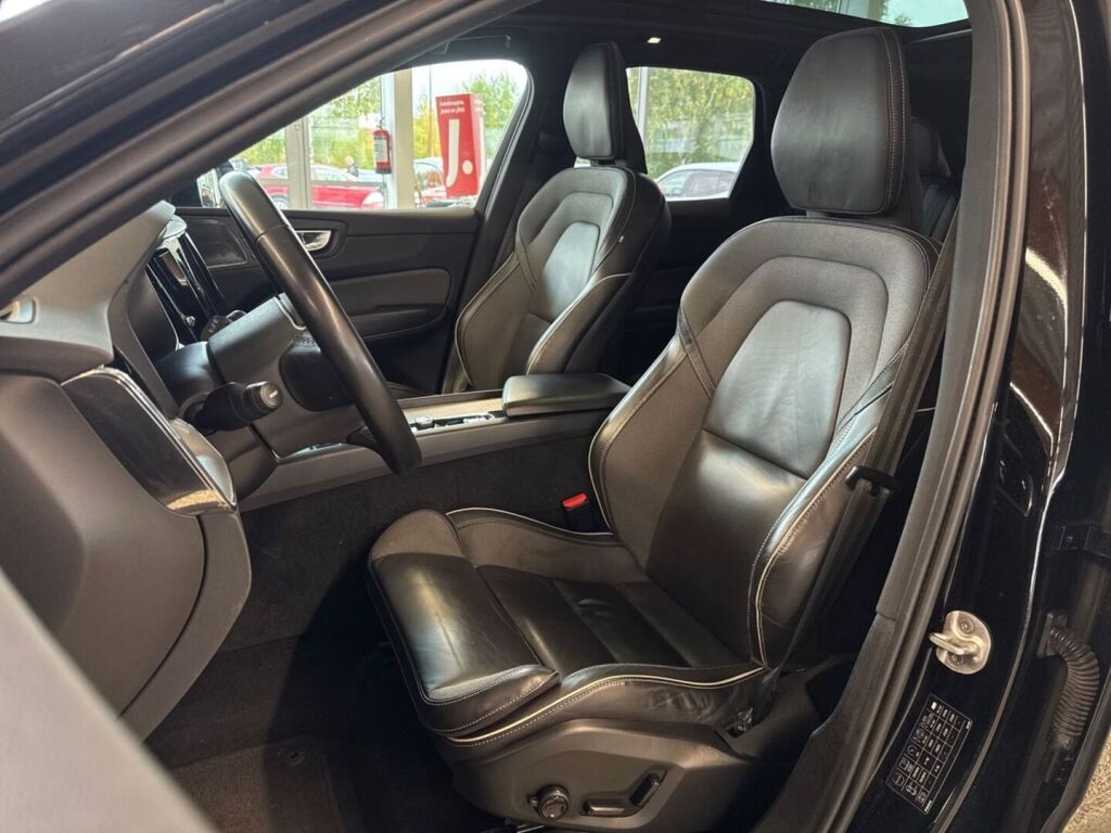 Volvo XC60 2023 Musta