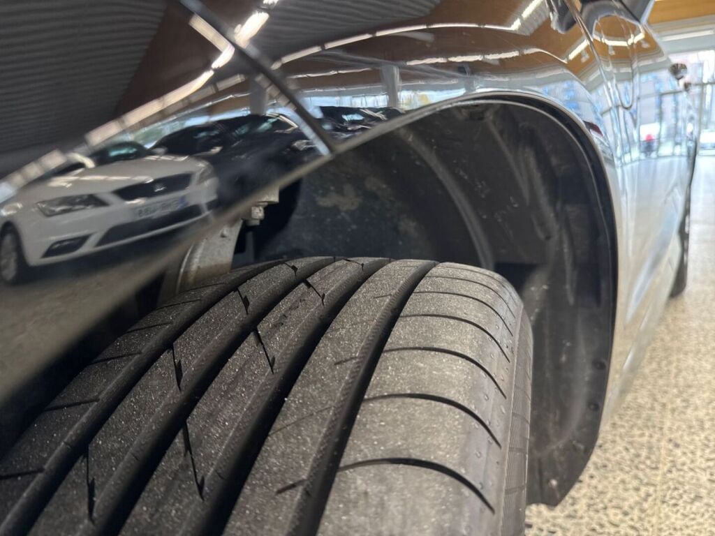 Volvo XC60 2023 Musta