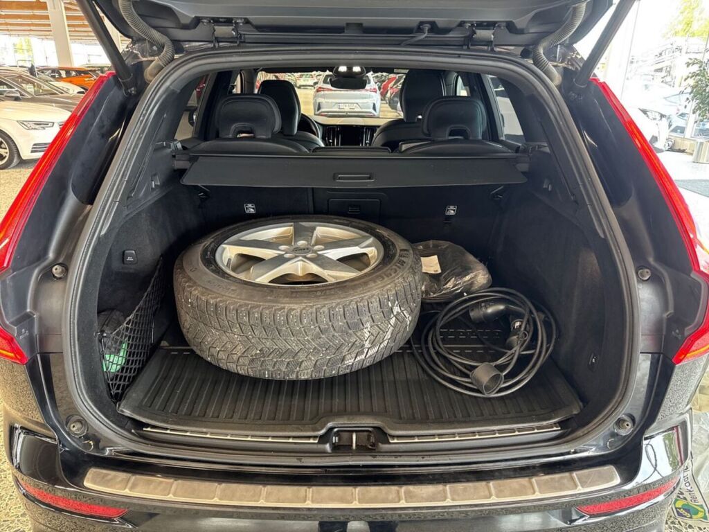 Volvo XC60 2023 Musta