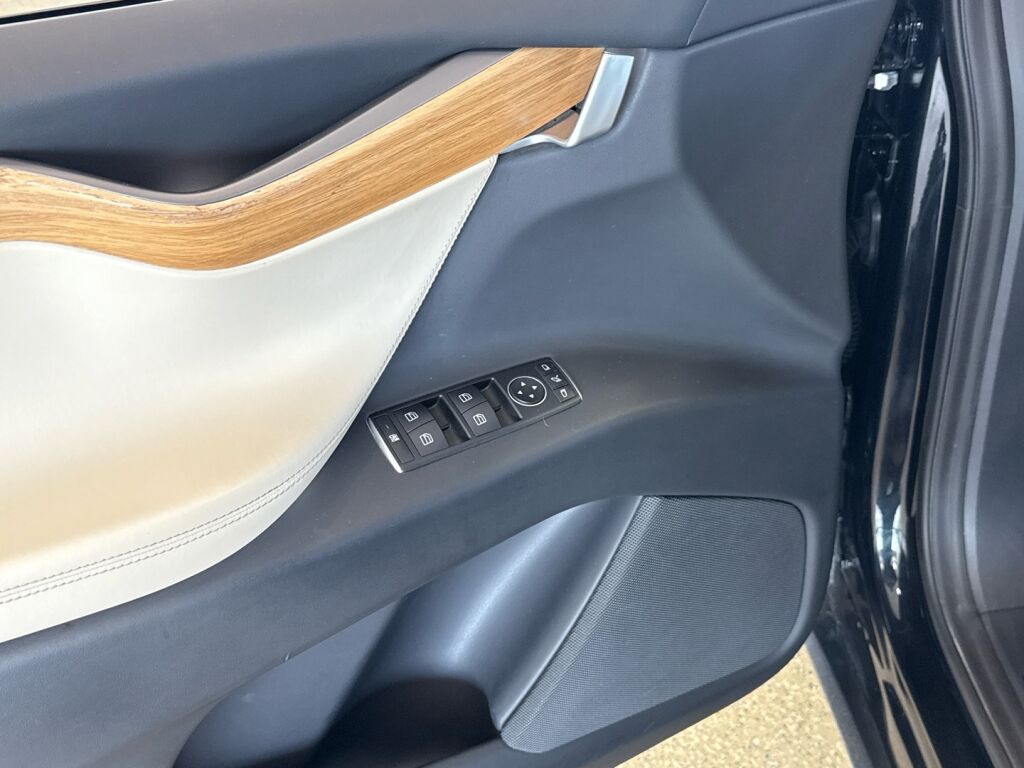 Tesla Model X 2018 Musta