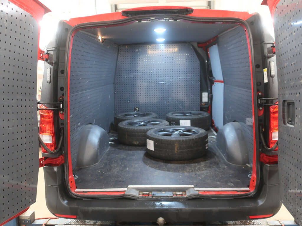 Mercedes-Benz Vito 2023 Punainen