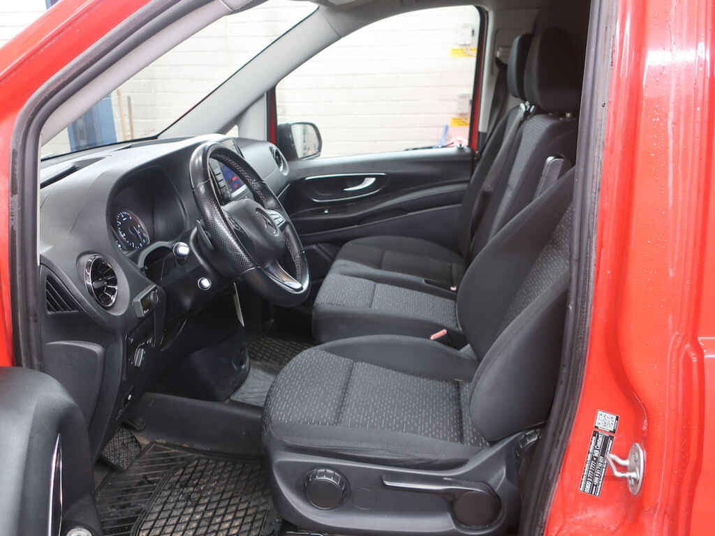 Mercedes-Benz Vito 2023 Punainen
