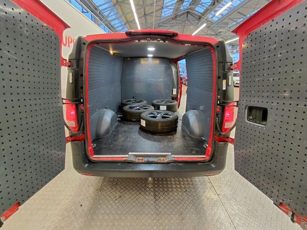 Mercedes-Benz Vito 2023 Punainen