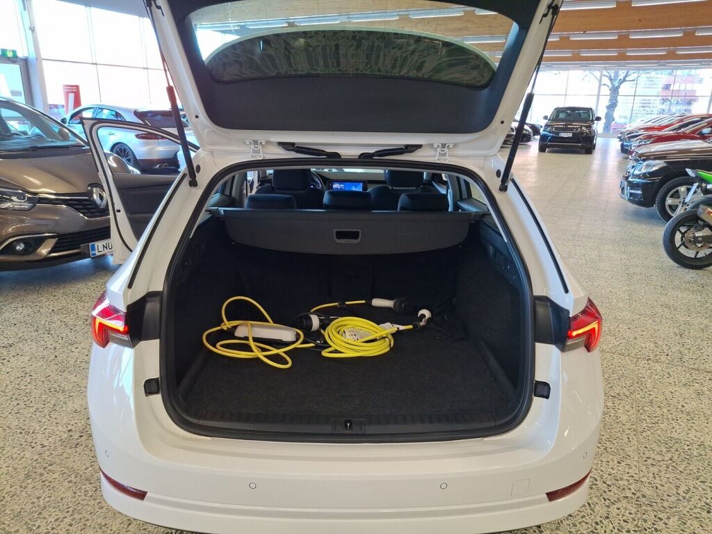 Skoda Octavia 2022 Valkoinen