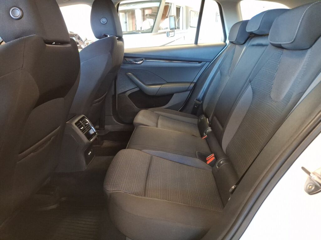 Skoda Octavia 2022 Valkoinen