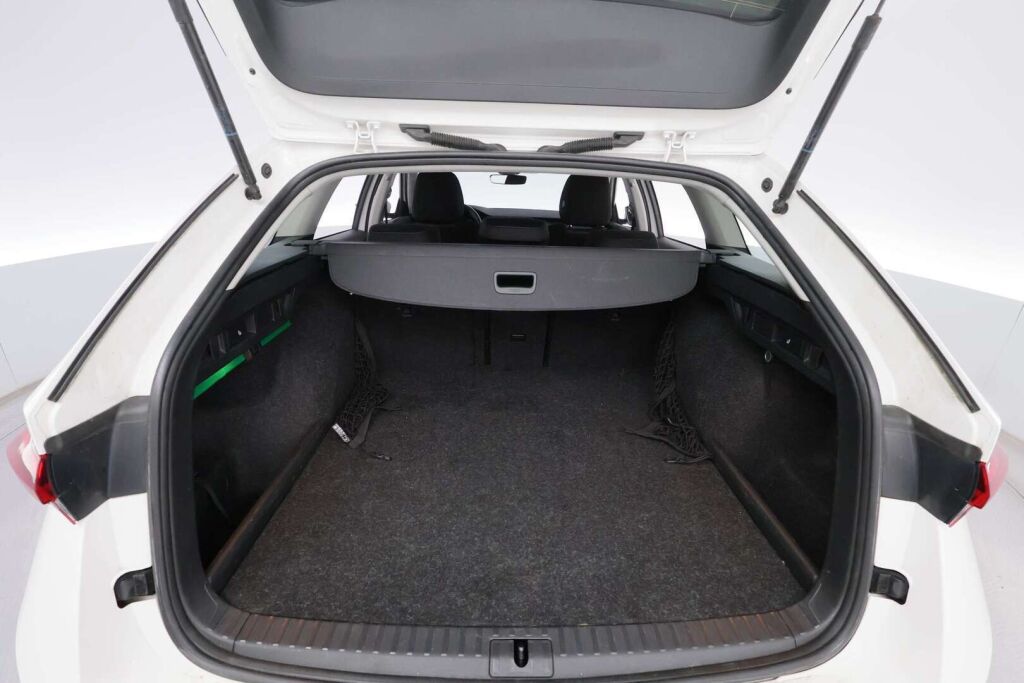 Skoda Octavia 2022 Valkoinen