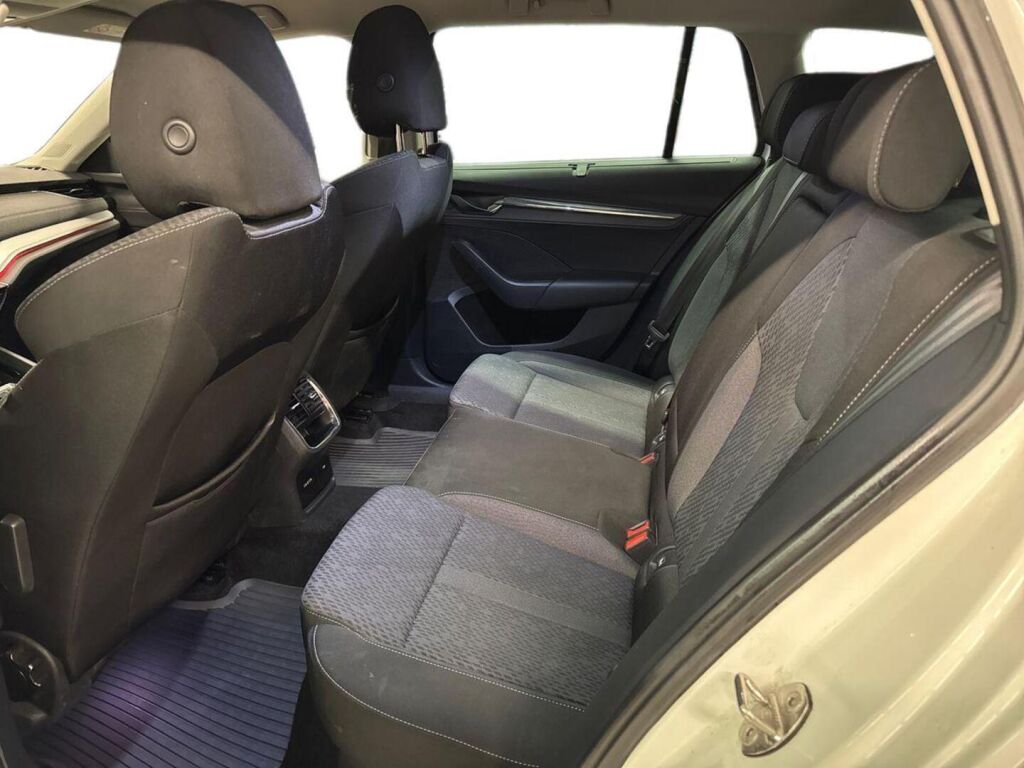 Skoda Octavia 2022 Valkoinen