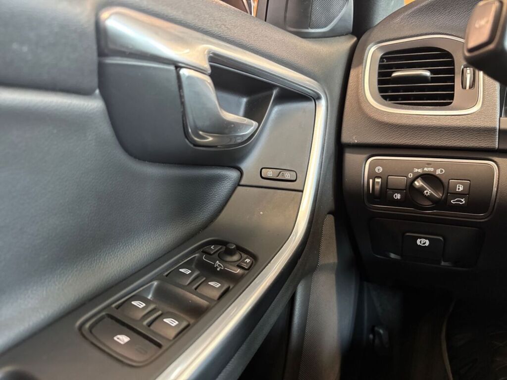 Volvo V60 2016 Sininen