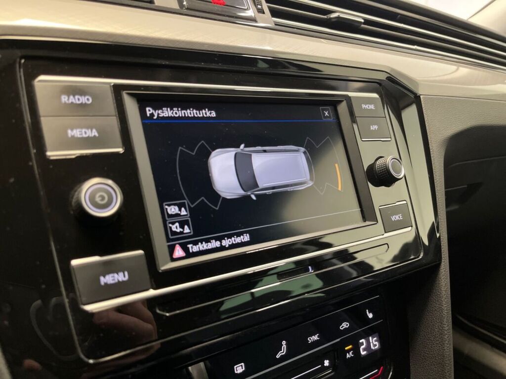 Volkswagen Passat 2023 Musta