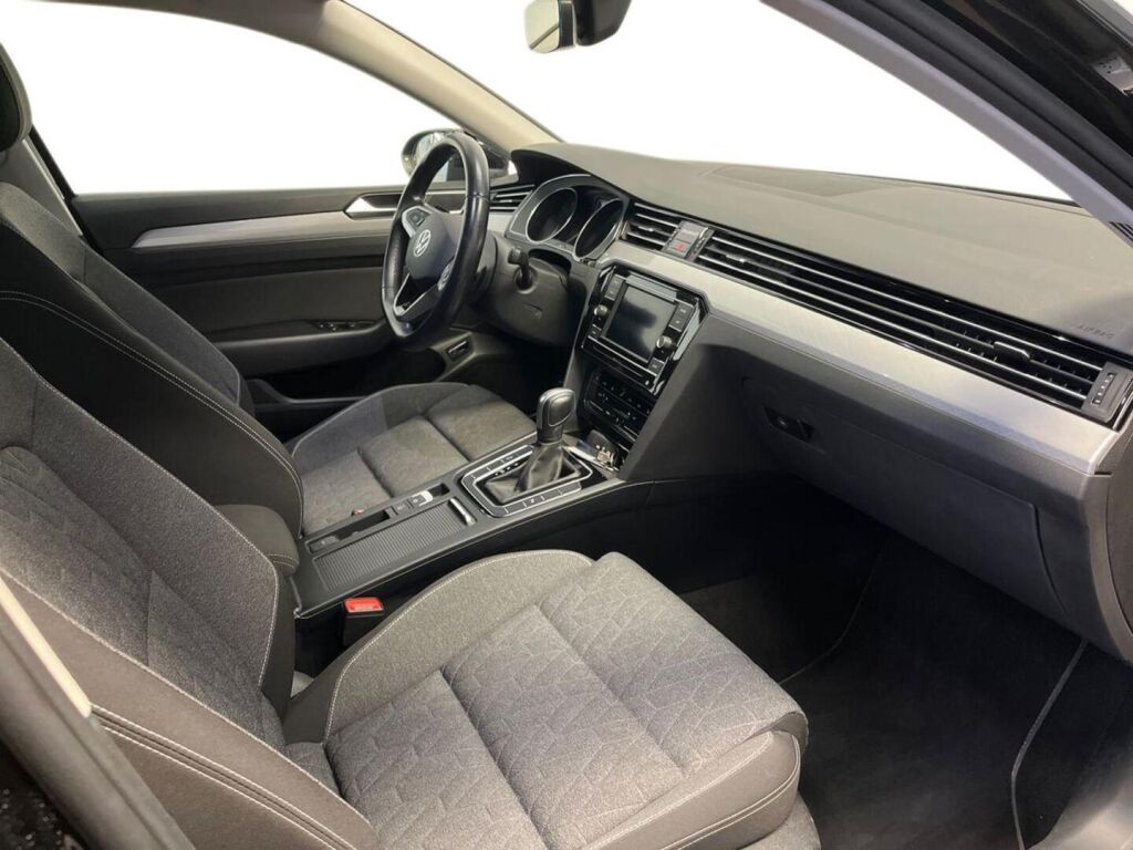 Volkswagen Passat 2023 Musta