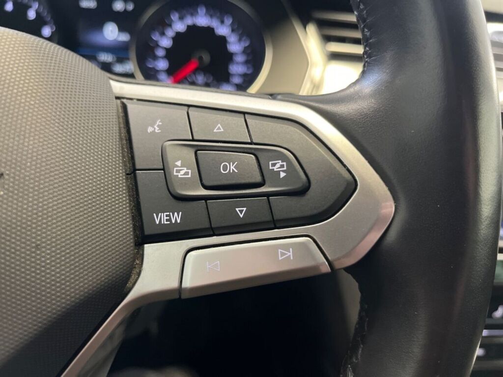 Volkswagen Passat 2023 Musta