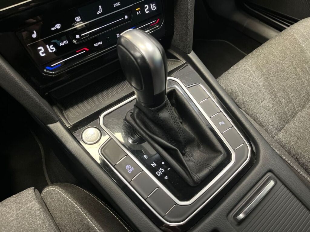 Volkswagen Passat 2023 Musta
