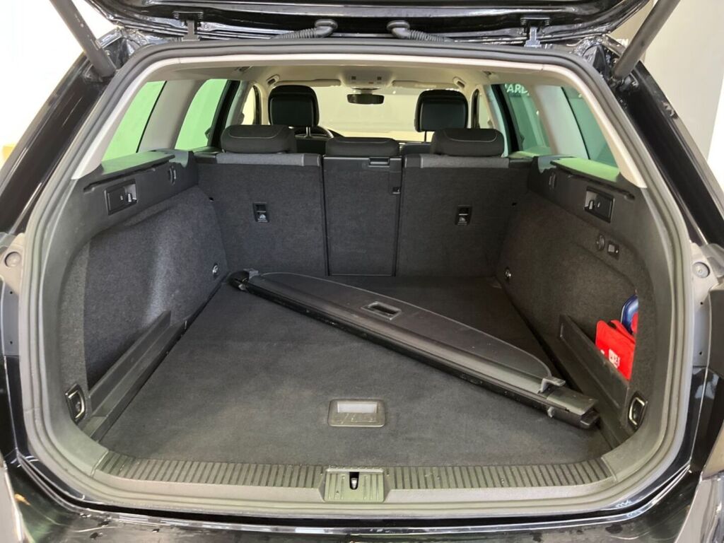 Volkswagen Passat 2023 Musta